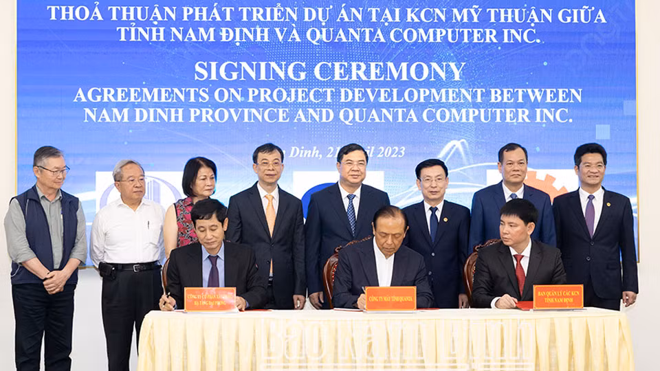 Lễ ký kết giữa Ban Quản lý các KCN, Công ty Cổ phần xây dựng hạ tầng Đại Phong và Tập đoàn Quanta Computer Inc. Lễ ký kết giữa Ban Quản lý các KCN, Công ty Cổ phần xây dựng hạ tầng Đại Phong và Tập đoàn Quanta Computer Inc.