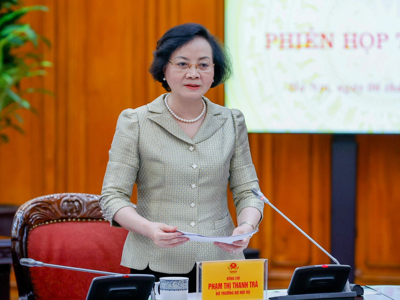 Bộ trưởng Bộ Nội vụ Phạm Thị Thanh Trà báo cáo tại phiên họp. (Ảnh: Nhật Bắc)