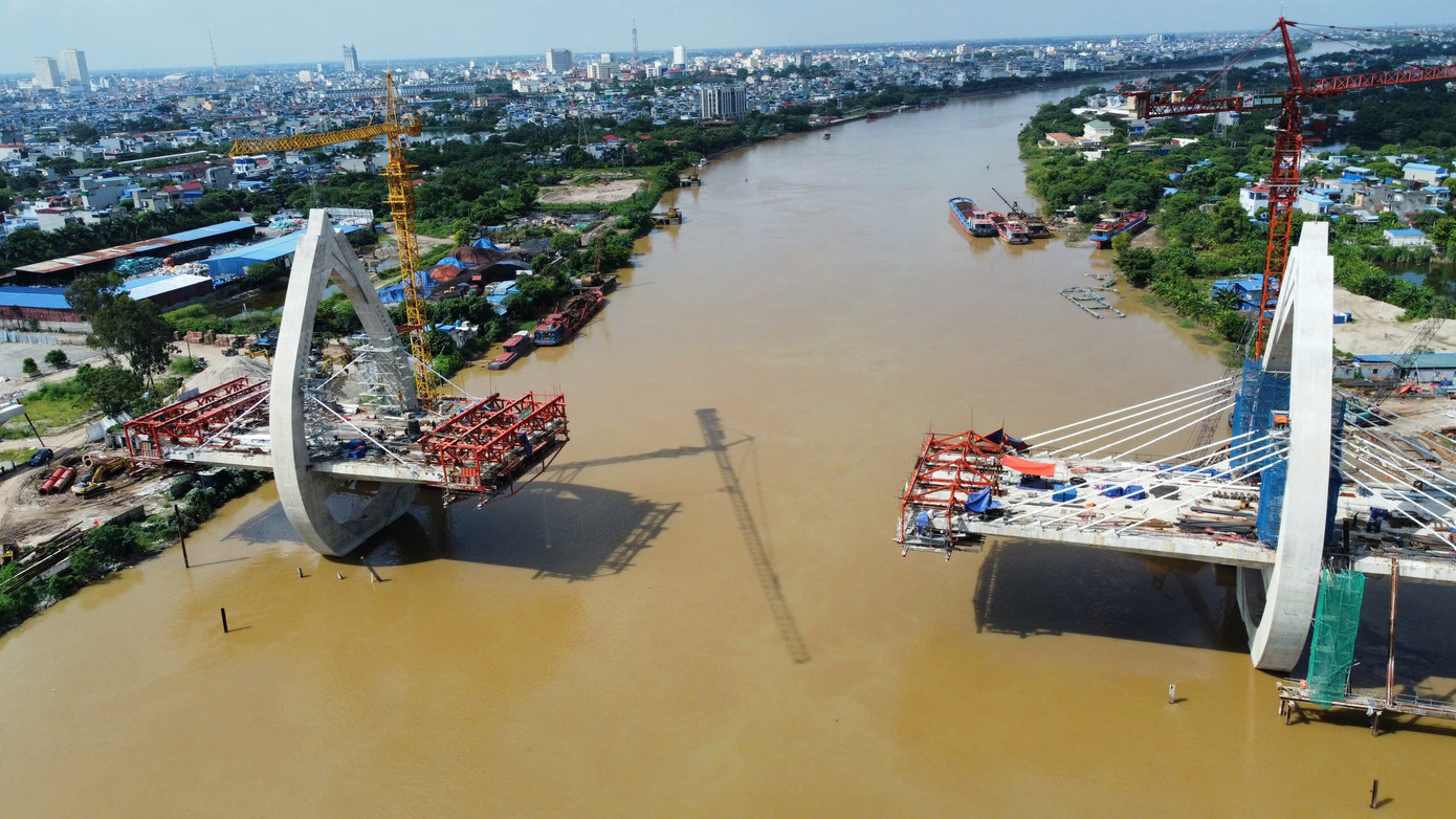 Với hình búp sen nổi bật, dự án không chỉ tạo thuận lợi cho việc đi lại, mở ra hành lang phát triển kinh tế mà còn tạo ra cảnh quan đẹp đẽ cho TP Nam Định.
