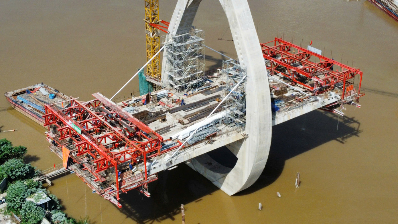 Công trình gồm các hạng mục chính như phần cầu vượt sông dài khoảng 0,8 km với mặt cắt ngang 20,5 m gồm 16 nhịp, trong đó 13 nhịp dẫn và 3 nhịp dầm liên tục. Hệ dây văng gồm hai trụ tháp có chiều cao 31,5 m từ mặt cầu, mỗi bên bố trí 9 cặp bó cáp dây văng.