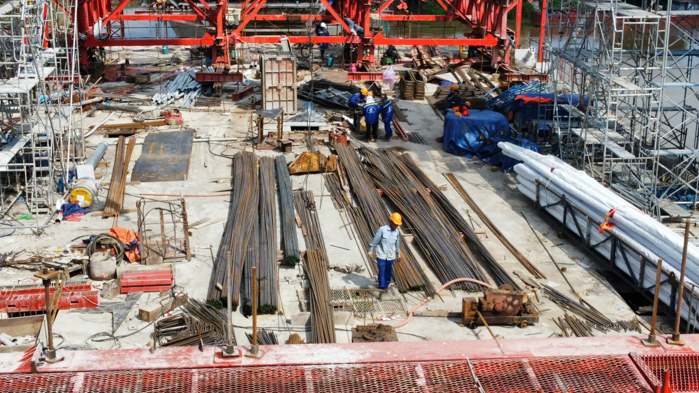 Với tinh thần vượt nắng, thắng mưa, những ngày này các đơn vị thi công đang gấp rút triển khai thực hiện các công việc để dự án về đích sớm nhất.