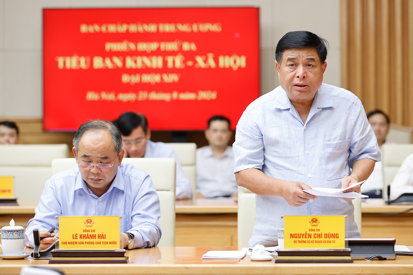 Bộ trưởng Bộ KHĐT Nguyễn Chí Dũng báo cáo tại phiên họp. Bộ trưởng Bộ KHĐT Nguyễn Chí Dũng báo cáo tại phiên họp.