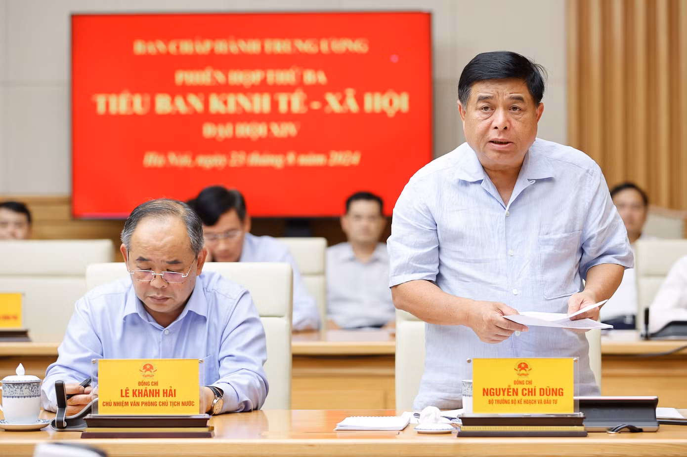 Bộ trưởng Bộ KHĐT Nguyễn Chí Dũng báo cáo tại phiên họp.