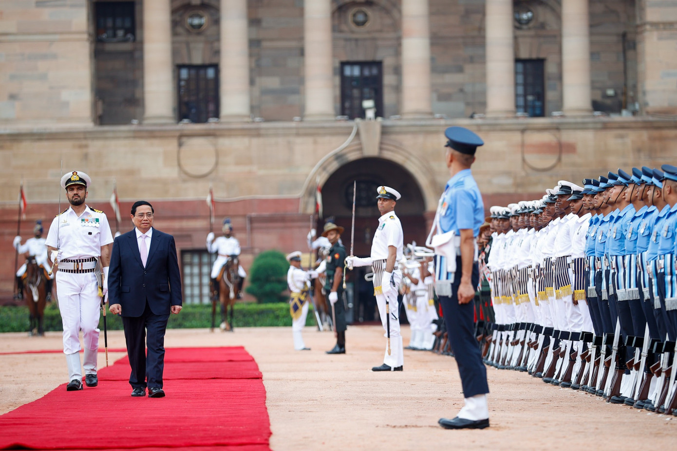 Thủ tướng Phạm Minh Chính duyệt đội danh dự. Ảnh: Nhật Bắc.