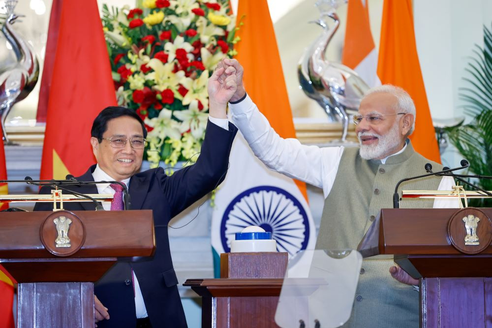 Thủ tướng Phạm Minh Chính và Thủ tướng Ấn Độ Narendra Modi gặp gỡ với báo chí. Thủ tướng Phạm Minh Chính và Thủ tướng Ấn Độ Narendra Modi gặp gỡ với báo chí.