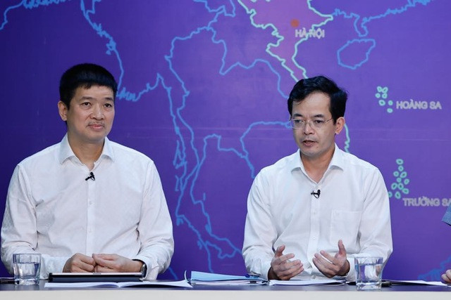 Ông Trương Bá Tuấn, Phó Cục trưởng Cục Quản lý, giám sát chính sách thuế, phí và lệ phí (bên phải) Ông Trương Bá Tuấn, Phó Cục trưởng Cục Quản lý, giám sát chính sách thuế, phí và lệ phí (bên phải)