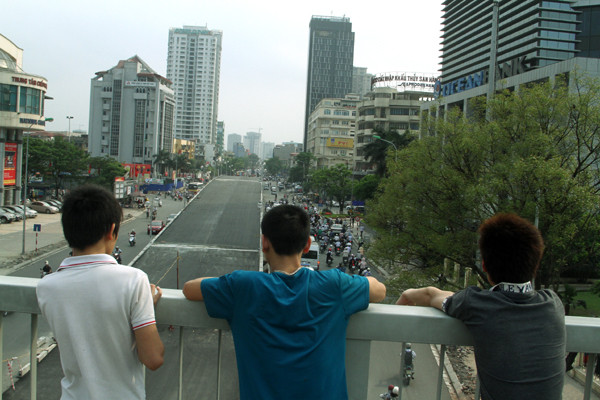 Cây cầu vượt bằng thép đã bắt đầu thu hút được sự chú ý của nhiều tầng lớp