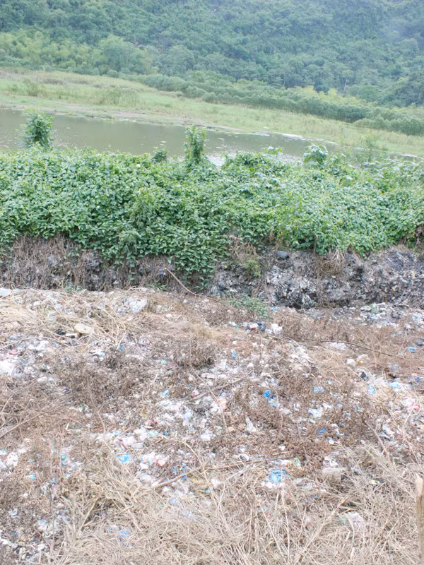 Hố rác lớn bên suối Yến