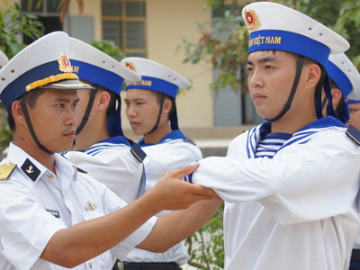 Thiếu úy Nguyễn Văn Hà, Trung đội trưởng Trung đội 10, Đại đội 4 đang chỉnh sửa động tác điều lệnh đội ngũ cho chiến sĩ mới