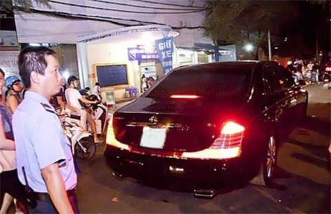 Chiếc xe có giá khoảng 460 ngàn USD (10 tỷ đồng), chưa kể các khoản thuế, chi phí vận chuyển khi về tới Việt Nam