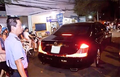 Chiếc xe có giá khoảng 460 ngàn USD (10 tỷ đồng), chưa kể các khoản thuế, chi phí vận chuyển khi về tới Việt Nam. Chiếc xe có giá khoảng 460 ngàn USD (10 tỷ đồng), chưa kể các khoản thuế, chi phí vận chuyển khi về tới Việt Nam