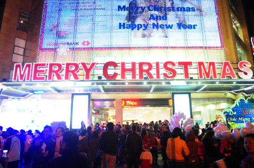 Tối qua (24-12), dù tiết trời giá rét, các ngả đường chính đổ về trung tâm Hà Nội vẫn đông nghịt người