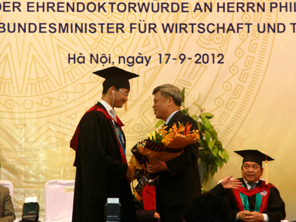 Ông Philipp Rosler nhận hoa chúc mừng. Philipp Rosler nhận hoa chúc mừng