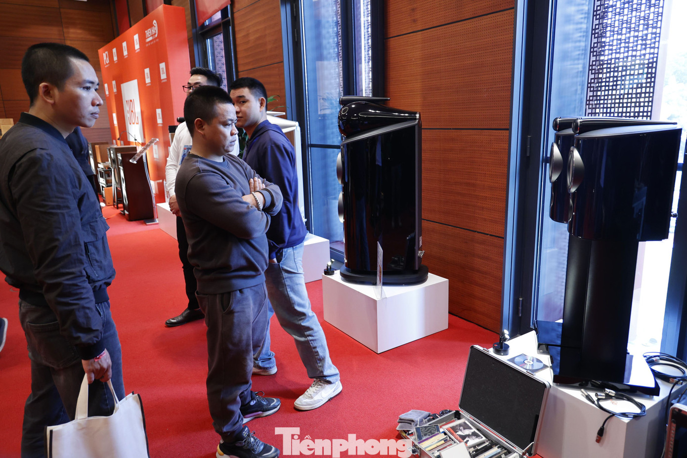 Cũng tại AVshow lần thứ 21, Thiên Hà Audio mang đến triển lãm B&amp;W 801 D4 Signature trị giá hơn 1 tỷ đồng cùng nhiều sản phẩm cao cấp khác.