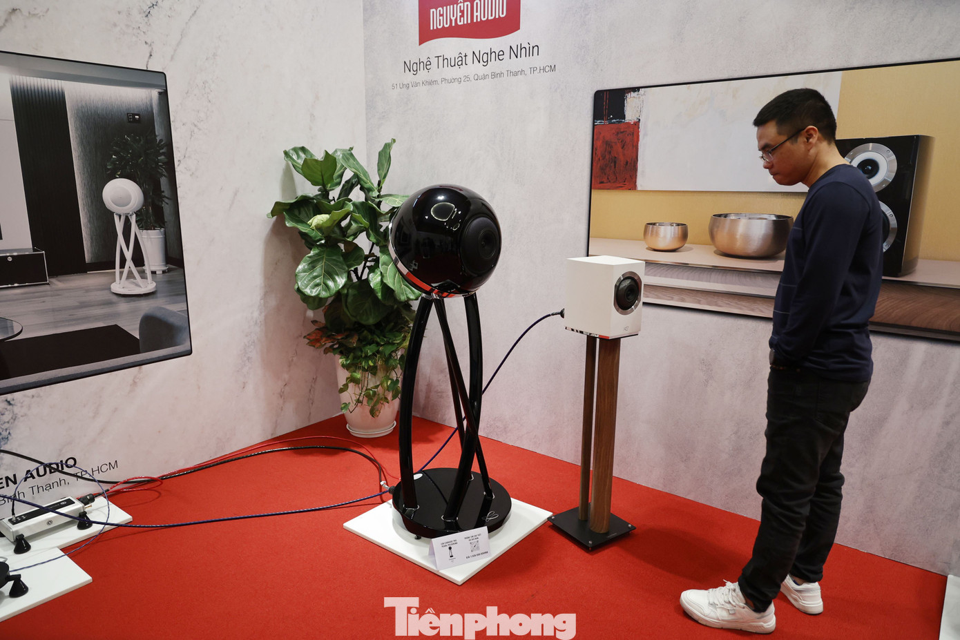 Được lấy tên gọi từ viên ngọc trai 55 carat quý hiếm nhất trên thế giới, mỗi chiếc loa Cabasse The Pearl Pelegrina đều là một tuyệt tác nghệ thuật tạo hình cùng với công nghệ âm thanh tuyệt đỉnh. Riêng bộ loa Cabasse The Pearl Pelegrina xuất hiện tại triển lãm lần này đã có giá hơn 1 tỷ đồng. Bộ loa Cabasse the Pearl Pelegrina tại phòng trưng bày và trình diễn của Nguyễn Audio.