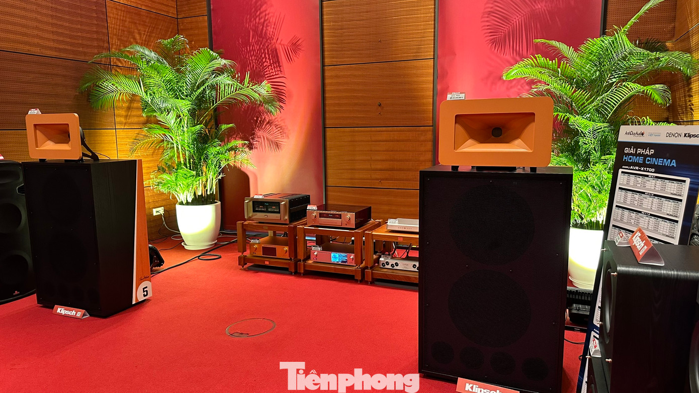 Bộ đôi loa MCL-905 tại phòng trưng bày và trình diễn của Anh Duy Audio. Được lấy cảm hứng từ hãng xe đua F1 McLaren, thương hiệu Klipsch đã cho ra mắt bộ đôi loa MCL-905 phiên bản giới hạn Sản phẩm với thiết kế độc lạ, mang đậm chất riêng của hãng xe đua Mclaren cùng các thông số kỹ thuật hoàn toàn mới, đôi loa MCL-905 có khả năng tái tạo âm thanh ấn tượng và tính trung thực cao giống như trình diễn trong rạp chiếu.