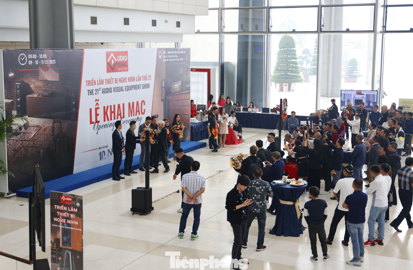 Đại diện ban tổ chức, các thương hiệu và nhà phân phối đã cùng nhau cắt băng khai mạc triển lãm, chính thức mở cửa cho khách tham quan.