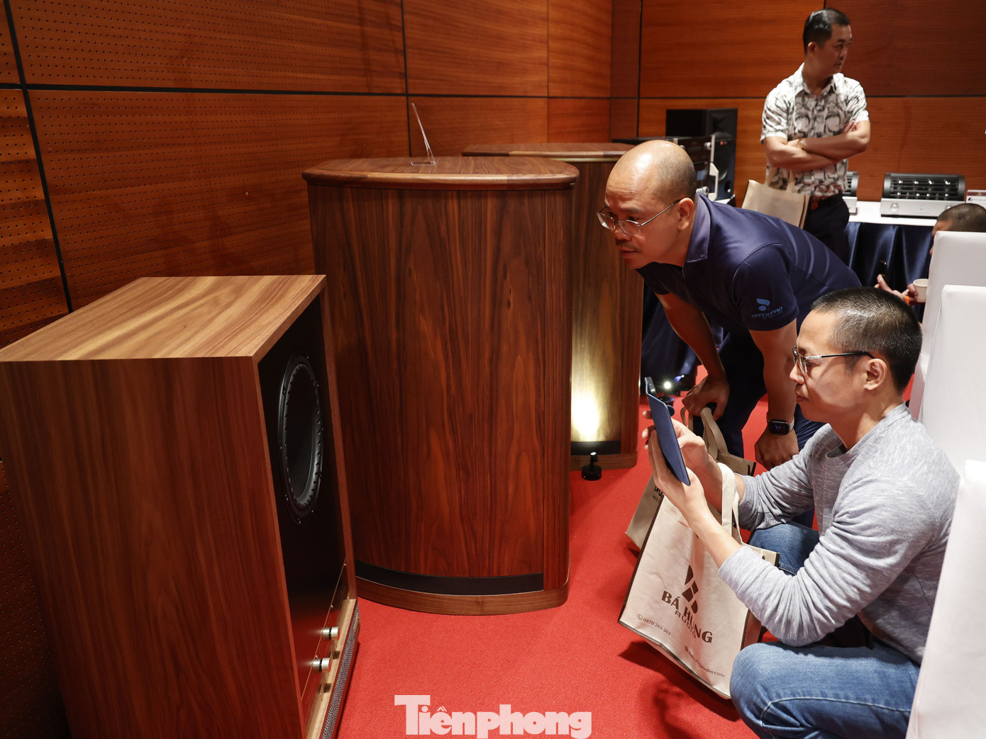 Những thiết bị khủng cũng được các gian hàng thay thế để trình diễn trong 3 ngày 9-10 và 11/12.