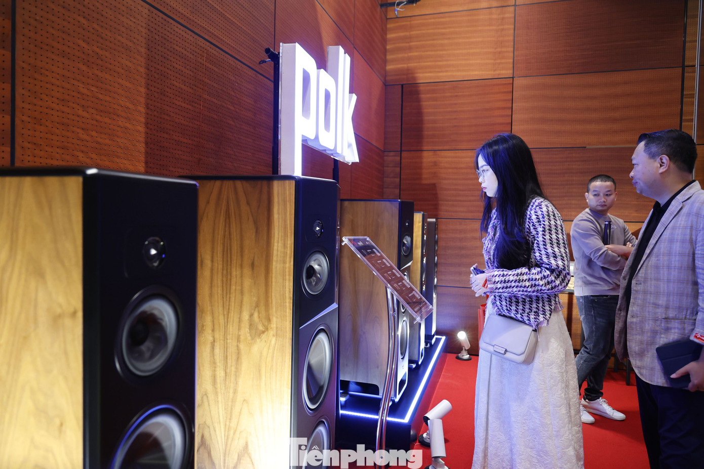 Không những có những tín đồ audio Nam mà đến triển lãm lần này cũng được nhiều chị em phụ nữ quan tâm.