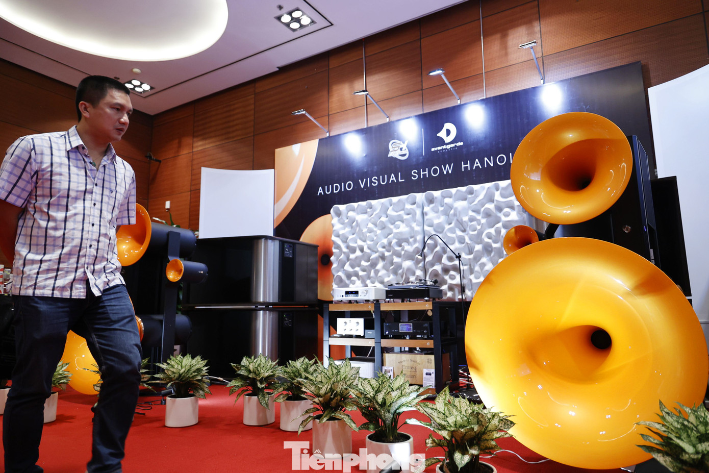 Hệ thống dàn âm thanh 𝐀𝐯𝐚𝐧𝐭𝐠𝐚𝐫𝐝𝐞 𝐓𝐫𝐢𝐨 𝐆𝟑 có giá hơn 11 tỷ đồng cũng được nhiều người đến thưởng thức.