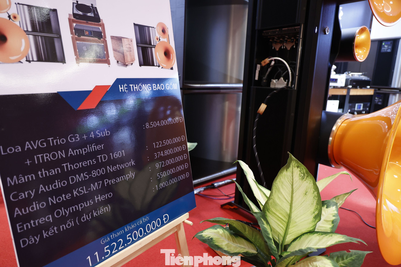 Bảng giá và thông số từng thiết bị được đặt cạnh sản phẩm đang trưng bày.