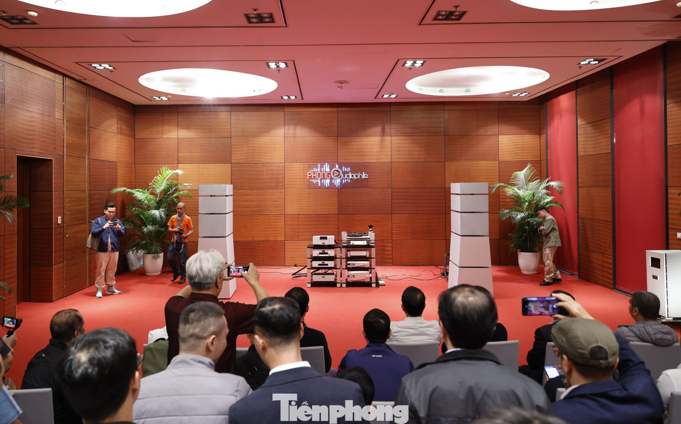 Sau lễ khai mạc có rất đông tín đồ âm thanh đến thưởng thức siêu phẩm lần đầu tiên xuất hiện tại triển lãm.