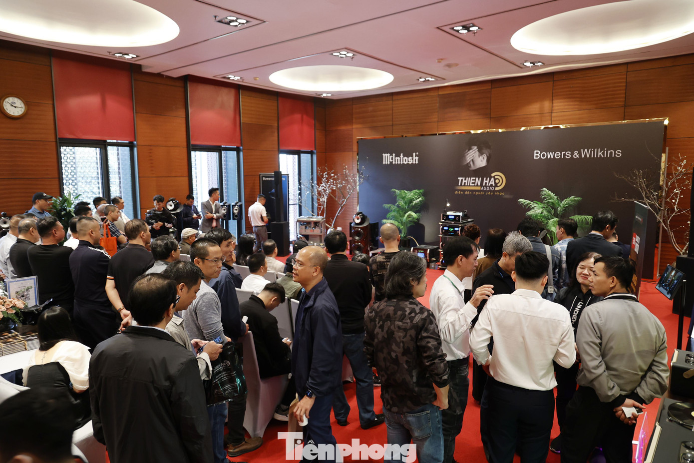 Rất đông giới audio đến xem và thưởng thức âm nhạc.