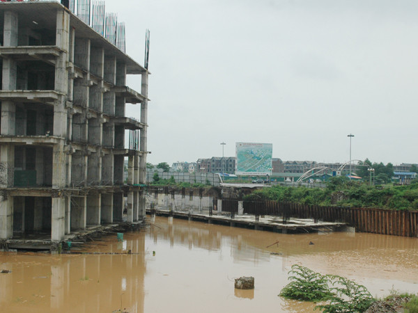 Một lãnh đạo Thanh tra Giao thông Hà Nội cho biết, nguyên nhân ban đầu được xác định do công trường thi công trên gây sạt lở đất, làm hỏng móng đường và bẻ gẫy đường cấp và thoát nước phía dưới đường, gây xói lở hàm ếch, tạo hố tử thần trên đường Lê Văn Lương