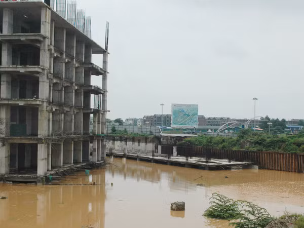  Một lãnh đạo Thanh tra Giao thông Hà Nội cho biết, nguyên nhân ban đầu được xác định do công trường thi công trên gây sạt lở đất, làm hỏng móng đường và bẻ gẫy đường cấp và thoát nước phía dưới đường, gây xói lở hàm ếch, tạo hố tử thần trên đường Lê Văn Lương