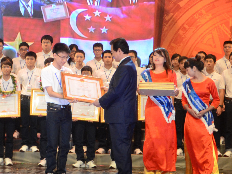 Thủ tướng tặng bằng khen cho các em học sinh