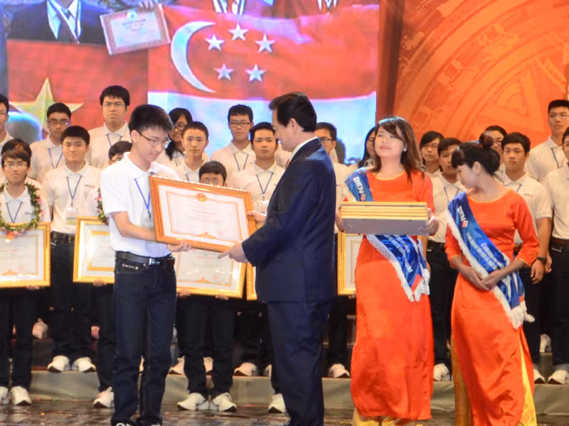 Thủ tướng tặng bằng khen cho các em học sinh