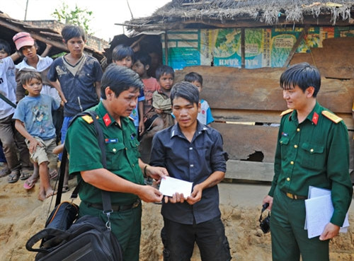 Nhóm Phóng viên Báo Quân đội nhân dân trao quà cho A Luyện ở làng Kon Trang Kép, xã Đắkla, huyện Đắk Hà (Kon Tum) nạn nhân duy nhất sống sót sau vụ nổ lựu đạn 9-11-2007. 3 đứa trẻ chăn trâu cùng Luyện là A Cảo, A Thế, A Luy bị chết tại chỗ khi quả lựu đạn phát nổ