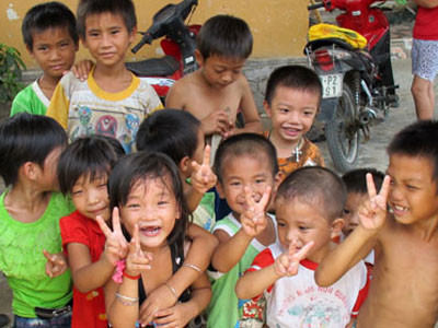 Ở làng chài Cồn Sẻ cũng như nhiều vùng ở Quảng Bình, cảnh thường thấy là trẻ em nam nhiều hơn trẻ em nữ