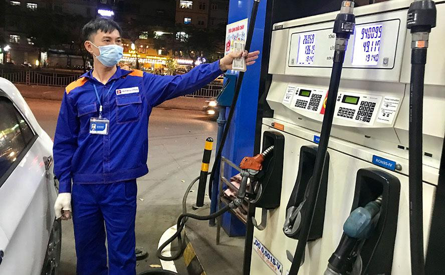 Hiện giá xăng E5 RON 92 ở mức 21.780 đồng/lít và xăng RON 95 là 22.580 đồng/lít. Dầu diesel 22.530 đồng/lít, dầu hỏa 22.440 đồng/lít. Hiện giá xăng E5 RON 92 ở mức 21.780 đồng/lít và xăng RON 95 là 22.580 đồng/lít. Dầu diesel 22.530 đồng/lít, dầu hỏa 22.440 đồng/lít.