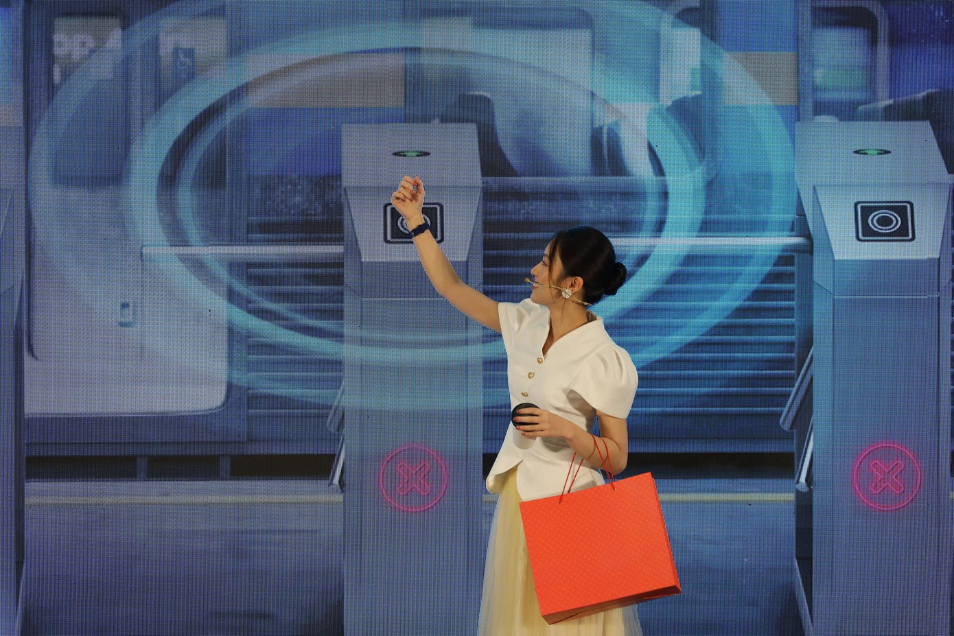 Đại sứ Ngày Thẻ Việt Nam lần 2 Khánh Vy trình diễn ứng dụng thanh toán hiện đại tại Họp báo.