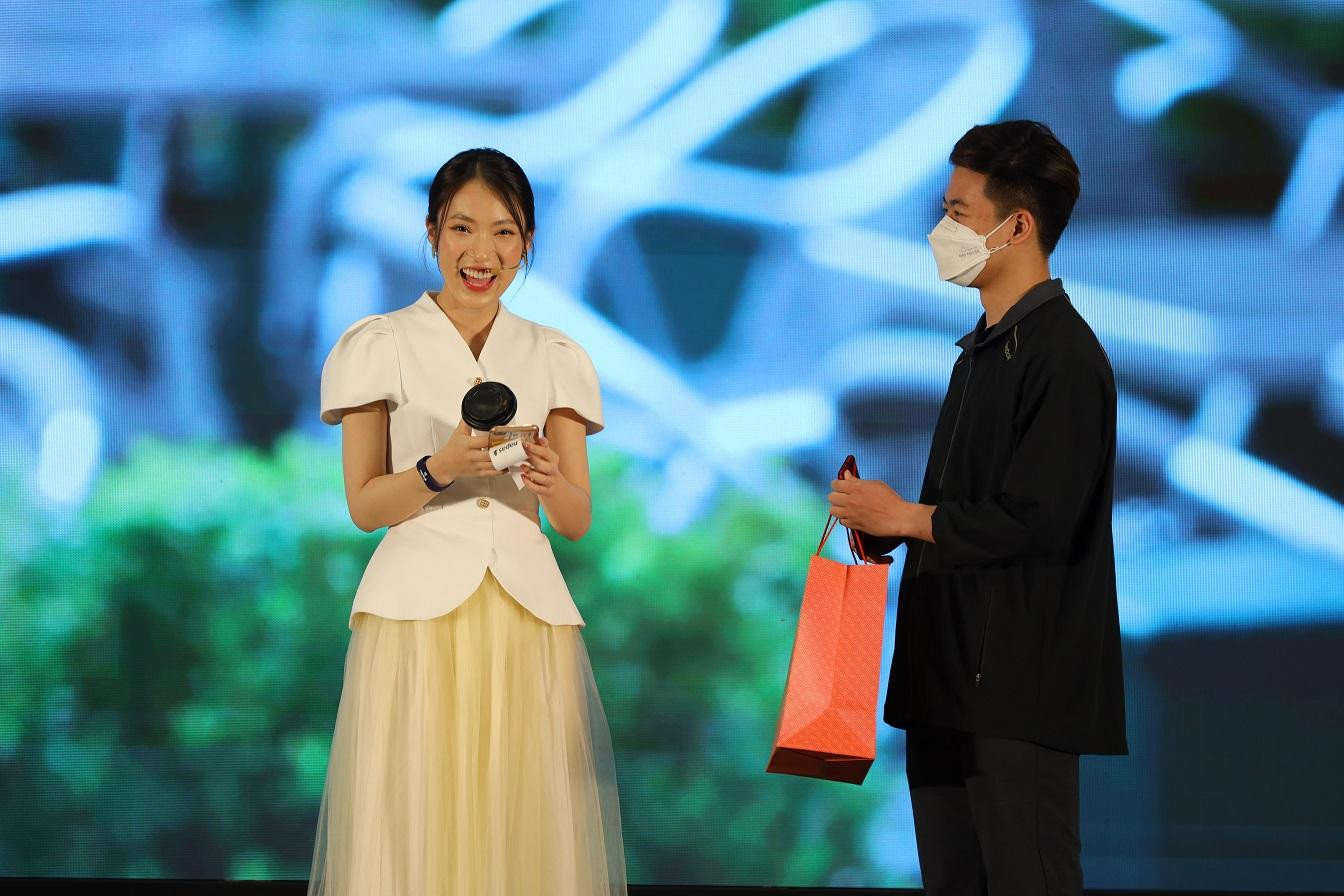 Đại sứ KHánh Vy trải nghiệm công nghệ thanh toán mới nhất.