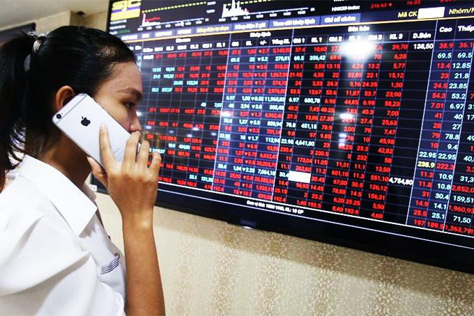 Nhà đầu tư F0 cảm thấy bất an khi chứng khoán lao dốc. ảnh minh hoạ