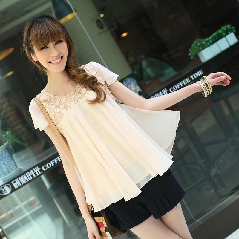 Trong tủ đồ nhà bạn hẳn không thể thiếu quần shorts. Với chức năng mang lại sự thoải mái, năng động cũng như giúp bạn gái “khoe” đôi chân thon cuốn hút, quần shorts lúc nào cũng được xếp vào list những món đồ cô nàng nào cũng phải có mỗi khi hè tới. Bạn sẽ vô cùng nổi bật cùng short hoa mang nhiều màu sắc được cách điệu với các họa tiết hoa nhỏ, to khác nhau. Bạn nên kết hợp short họa tiết hoa với áo có gam màu đơn sắc như màu đen, màu be, màu trắng... Khắc phục nhược điểm của quần short hơi thô cứng và chật chội hay những chiếc váy ngắn khiến chúng mình có thể gặp sự cố “hớ hênh” khi vận động, quần short váy là sự kết hợp hoàn hảo để teen girl khoe vẻ đáng yêu, xinh xắn mà cực kỳ thoải mái. Ngoài ra, các kiểu quần short màu sặc sỡ hay short đều có thể đem đến cho bạn gái nét trẻ trung năng động trong ngày hè.