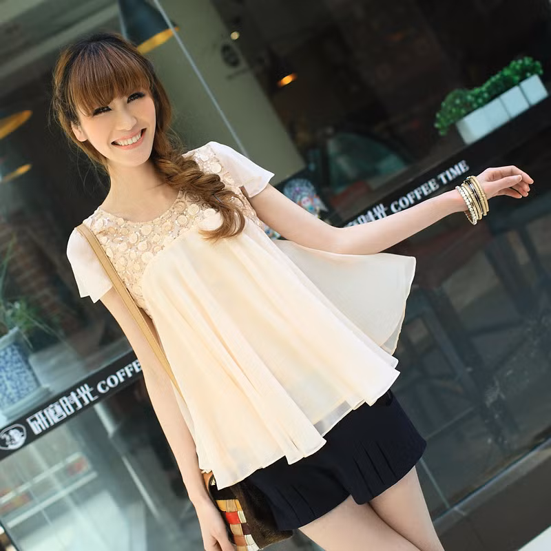 Trong tủ đồ nhà bạn hẳn không thể thiếu quần shorts. Với chức năng mang lại sự thoải mái, năng động cũng như giúp bạn gái “khoe” đôi chân thon cuốn hút, quần shorts lúc nào cũng được xếp vào list những món đồ cô nàng nào cũng phải có mỗi khi hè tới. Bạn sẽ vô cùng nổi bật cùng short hoa mang nhiều màu sắc được cách điệu với các họa tiết hoa nhỏ, to khác nhau. Bạn nên kết hợp short họa tiết hoa với áo có gam màu đơn sắc như màu đen, màu be, màu trắng... Khắc phục nhược điểm của quần short hơi thô cứng và chật chội hay những chiếc váy ngắn khiến chúng mình có thể gặp sự cố “hớ hênh” khi vận động, quần short váy là sự kết hợp hoàn hảo để teen girl khoe vẻ đáng yêu, xinh xắn mà cực kỳ thoải mái. Ngoài ra, các kiểu quần short màu sặc sỡ hay short đều có thể đem đến cho bạn gái nét trẻ trung năng động trong ngày hè.