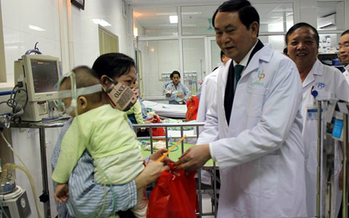 Người dân cả nước đón giao thừa Tết Đinh Dậu ảnh 20