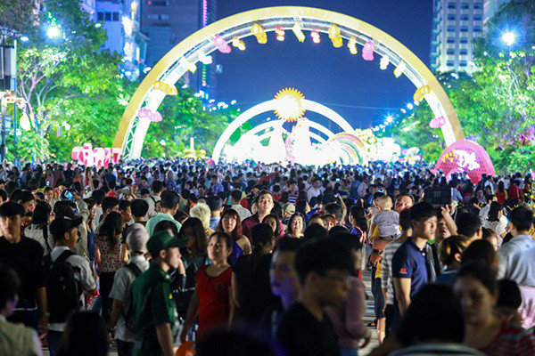 Người dân cả nước đón giao thừa Tết Đinh Dậu ảnh 47