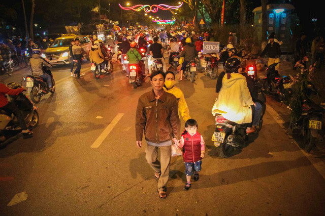 Người dân cả nước đón giao thừa Tết Đinh Dậu ảnh 37