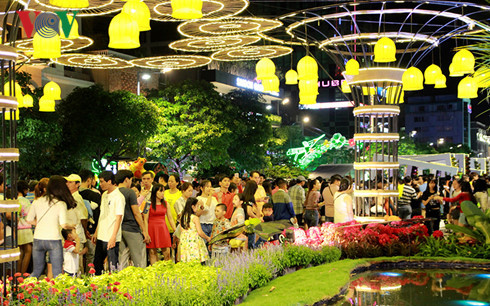 Người dân cả nước đón giao thừa Tết Đinh Dậu ảnh 3