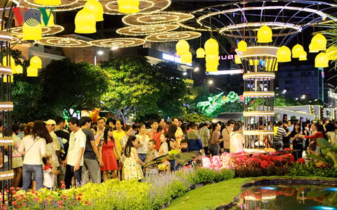 Người dân cả nước đón giao thừa Tết Đinh Dậu ảnh 3