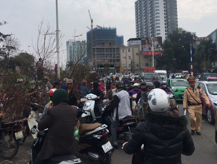 Người dân cả nước đón giao thừa Tết Đinh Dậu ảnh 59