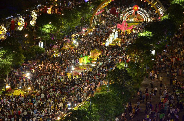 Người dân cả nước đón giao thừa Tết Đinh Dậu ảnh 48