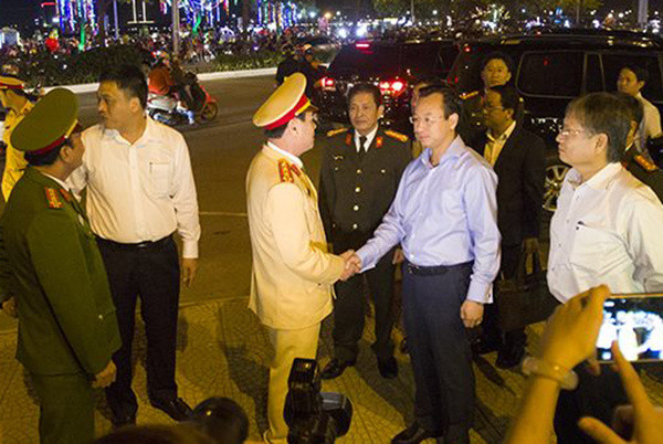 Người dân cả nước đón giao thừa Tết Đinh Dậu ảnh 18