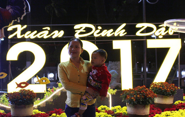 Người dân cả nước đón giao thừa Tết Đinh Dậu ảnh 33