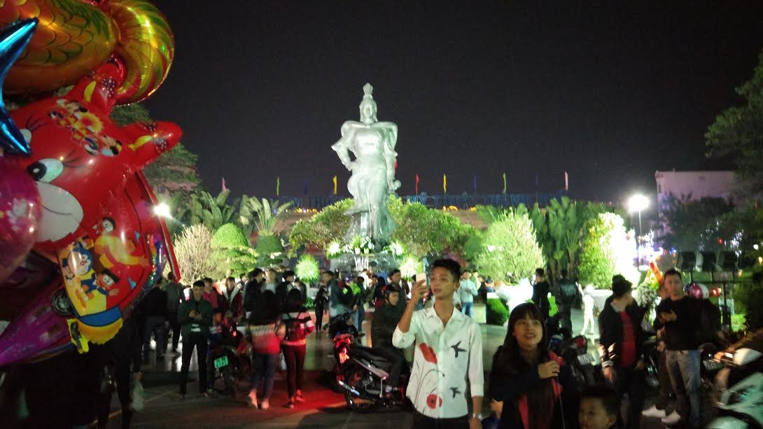 Người dân cả nước đón giao thừa Tết Đinh Dậu ảnh 16