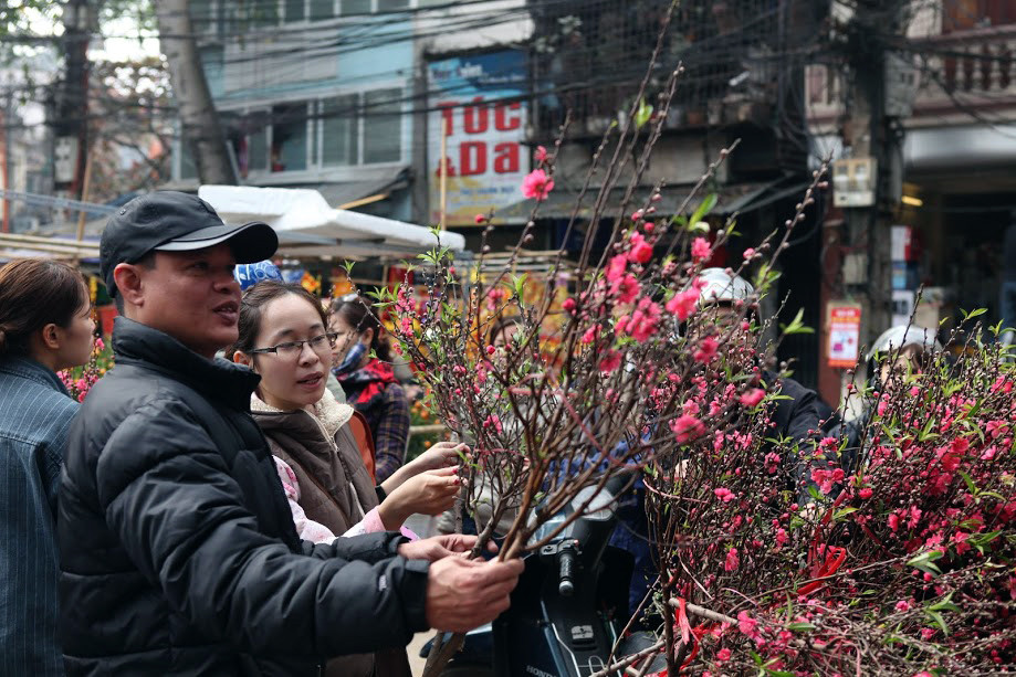 Người dân cả nước đón giao thừa Tết Đinh Dậu ảnh 76